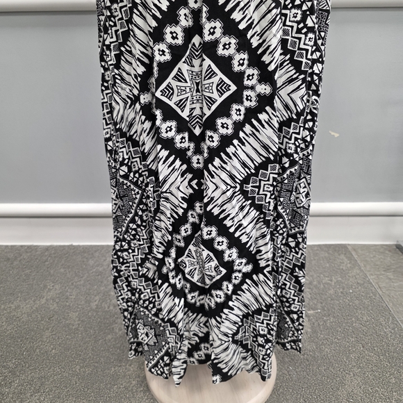 Express Monochrome Geometric Long Sleeve Maxi Dress - Picture 4 of 11